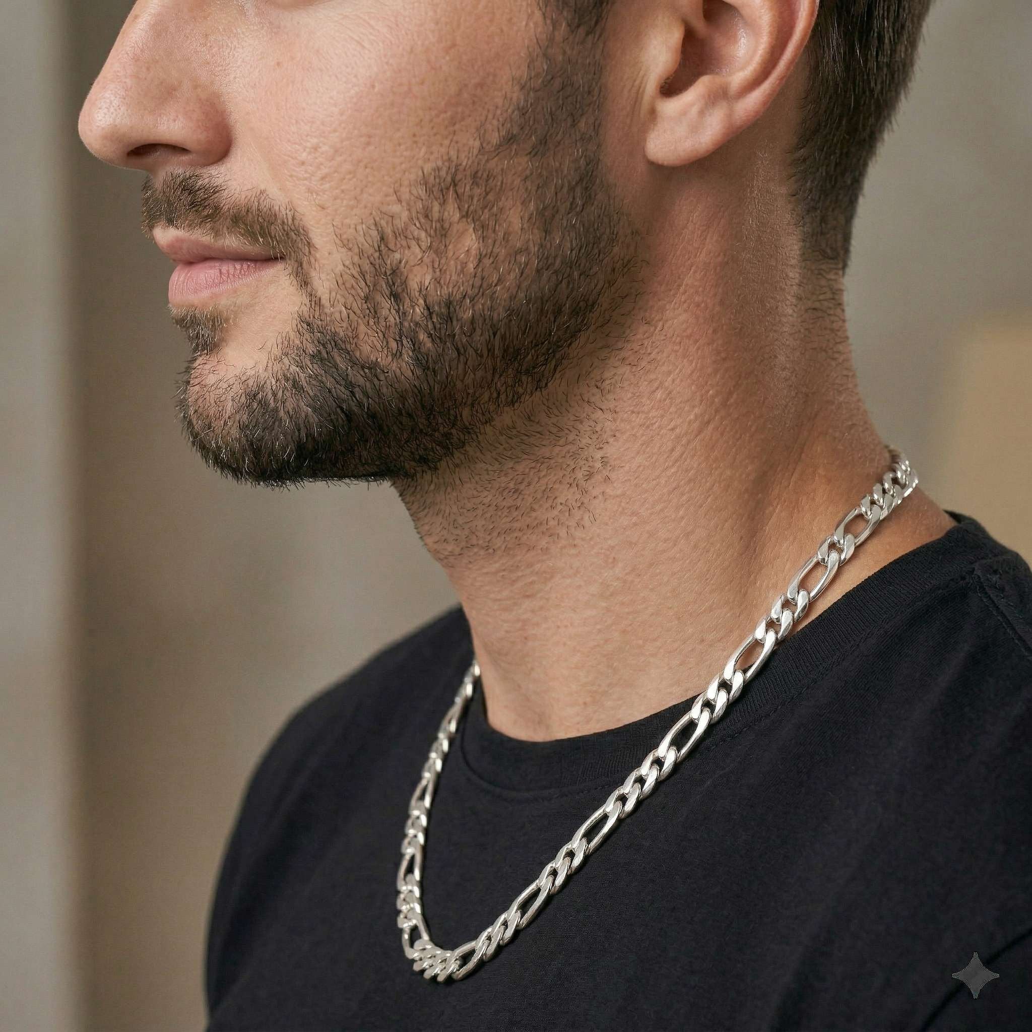 sideview MATZZO 7mm figaro silver chain on model