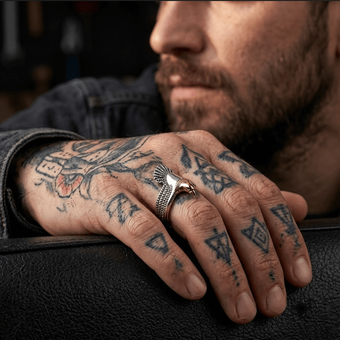 MATZZO Talon ring on men side view