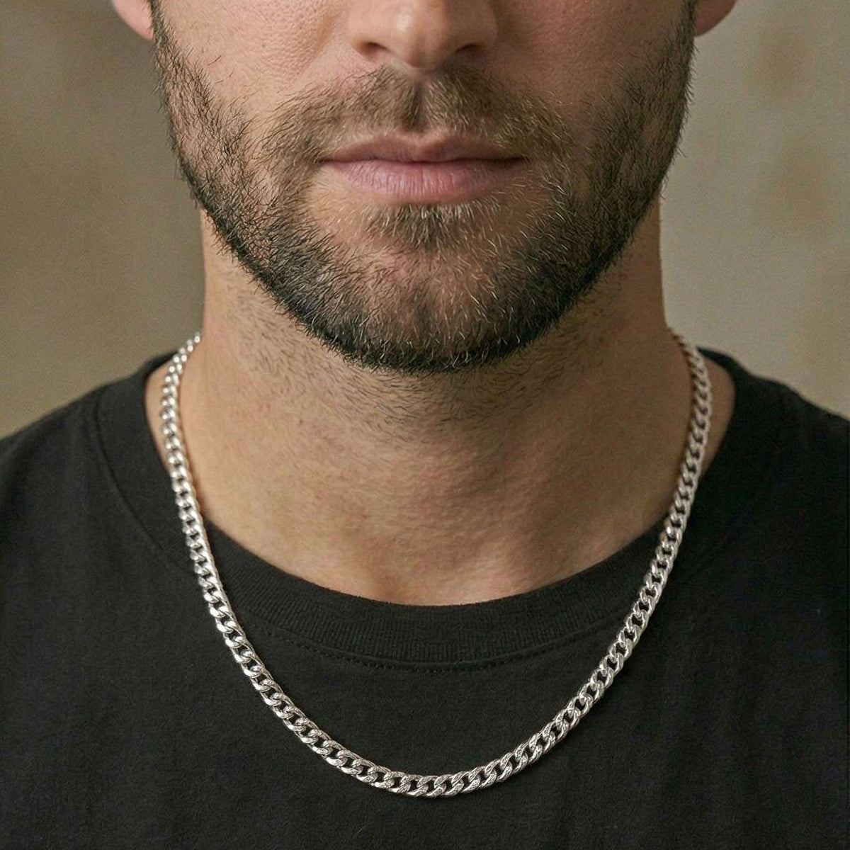 Model wearing Matzzo 5mm silver Cuban link chain necklace, close-up look